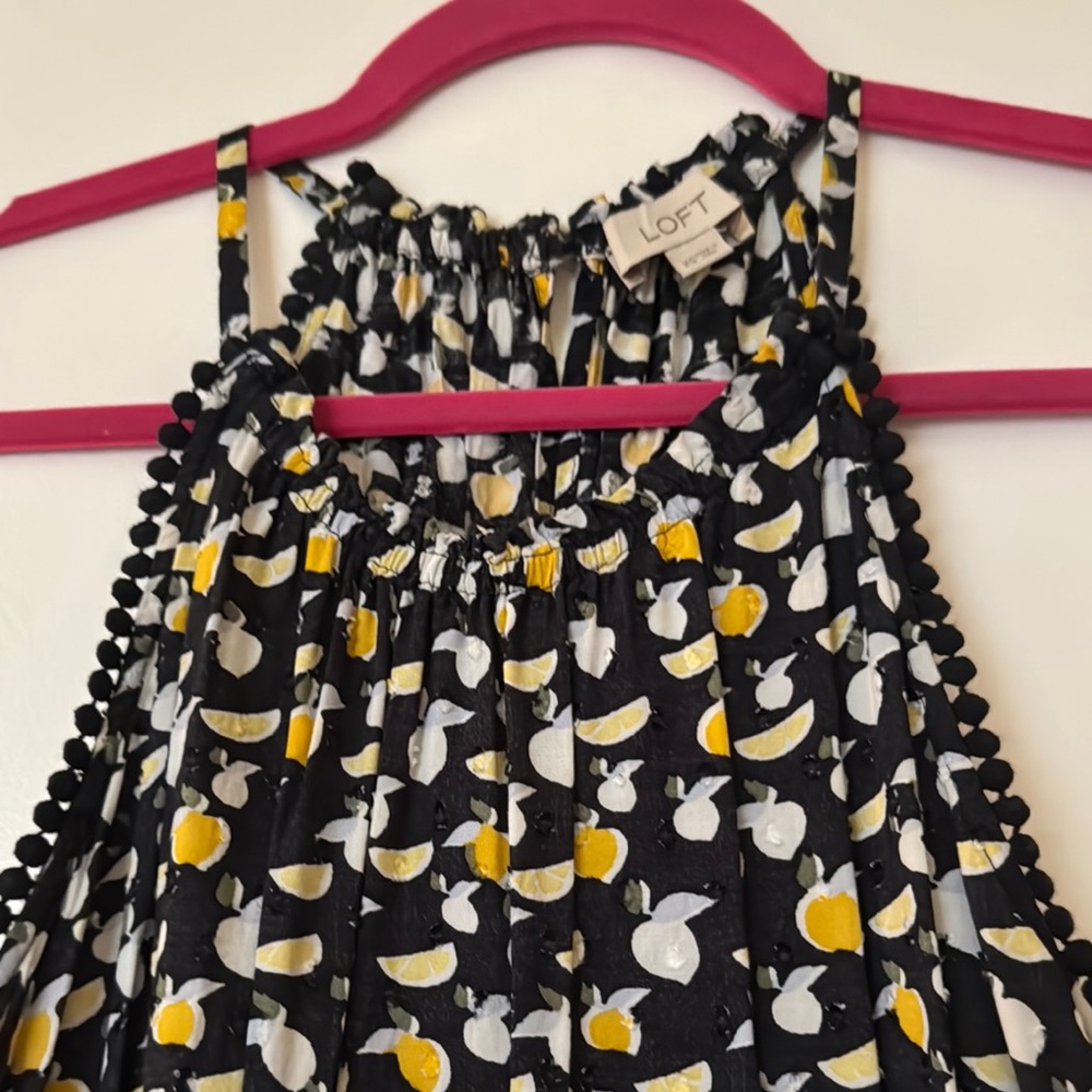 Charming women’s lemon print romper. Sinched waste and pockets! Soooo cute! Xs